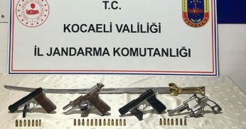 Jandarmanın bastığı evlerden 4 silah ele geçirildi