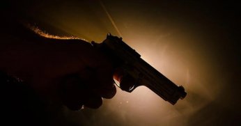 Sokak ortasında kadını başından vurarak öldürüp intihar etti