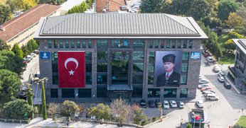 İSU, TÜRK BAYRAKLARIYLA DONATILDI