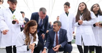 Kocaeli’de öğrenciler topraksız tarım Ar-Ge serasında çilek yetiştiriyor