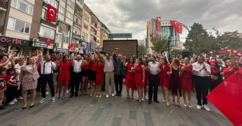 Yüzüncü yıl anı tahtasına imzalarını attılar.