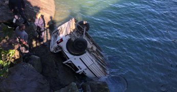 Hafif ticari araç denize uçtu!