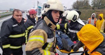 İşçi servisi ile ticari araç çarpıştı