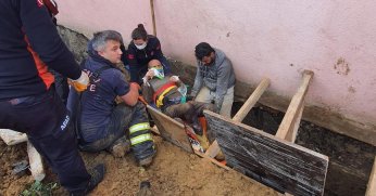 Boğazına kadar toprağa gömülen işçiyi itfaiye ekipleri kurtardı