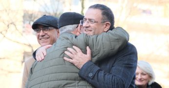 Sertif Gökçe, vatandaşlara dokunmaya devam ediyor