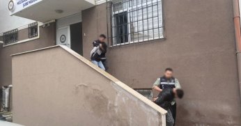 Polisin dur ihtarından kaçan araçtan göçmenler çıktı