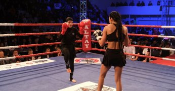 Dövüşçüler ringin tozunu attırdı