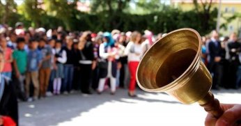 Öğrenciler için ders zili çalıyor