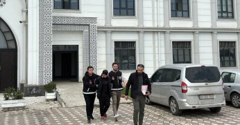 Abisini boğazını keserek öldürdü