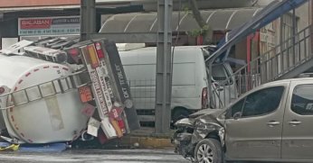 Benzin yüklü tanker devrildi,karayolu trafiğe kapatıldı