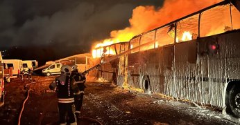 Kartepe'de 15 araç cayır cayır yandı