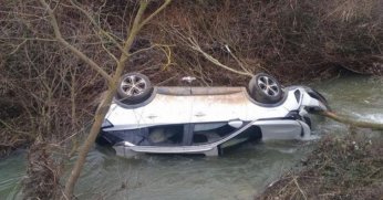 Kontrolden çıkan araç dereye uçtu!