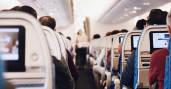 Uçuş görevlilerinin yolcuları karşılamasının nedeni kibarlık değilmiş