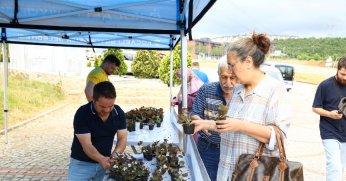 Büyükşehirden arife günü mezarlıklarda çiçek dağıtımı