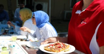 Beyaz Kalplerde waffle ile kahve günü