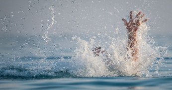 Oğluyla denize giren baba hayatını kaybetti
