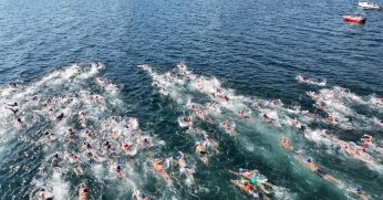 Yüzücüler mavi sularda hedefe kulaç attı