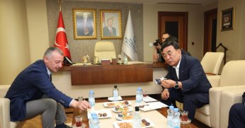 Güney Koreli Başkan, çay ve pişmaniyeye bayıldı