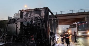 Yanan kamyondan geriye demir yığını kaldı!