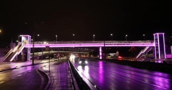 Kocaeli’de Valilik Kompleksi ve Üstgeçitler Pembe Renkle Donatıldı