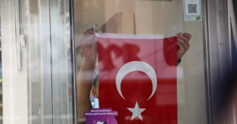 Büyükşehir 12 ilçede 25 bin Türk Bayrağı dağıttı