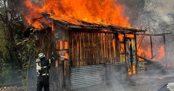 Kocaeli’de bir baraka alev alev yandı