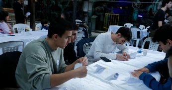 Kağıt uçaklar birincilik için yarıştı