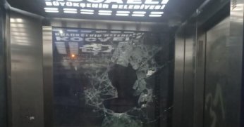 Kaldırım taşları ile asansörün camını parçaladı