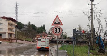 Trafik ve yol levhalarının onarımı yapılıyor