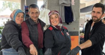 Derince Pazarı’nın Esprili Manavı dikkat çekti 