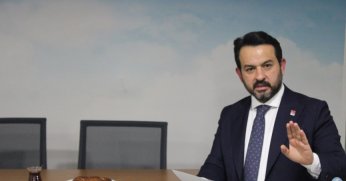 Ağzına geleni yazıyor, yazdığını siliyor, kendisini siyasetçi sanıyor