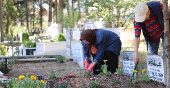 Kabirlere çiçek, gönüllere huzur