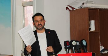 Ercan: Benim il başkanım kırmızı ışıkta duruyor onlar çakarlı araçlarla geziyor