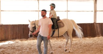 Yaz tatiline at üstünde ‘merhaba’ dediler