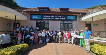 Deprem bölgesi öğretmenlerine afet eğitimi