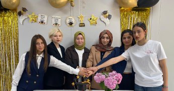 Beyaz Kalpler’de mezuniyet sevinci