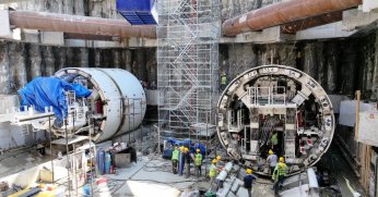 Her birinin uzunluğu 100 metre, yüksekliği 7 metre, ağırlığı 670 ton;