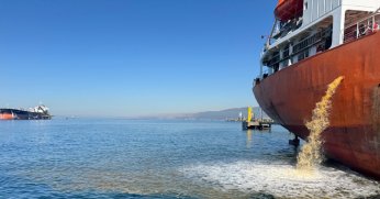 Büyükşehir’den denizi kirleten gemiye suçüstü