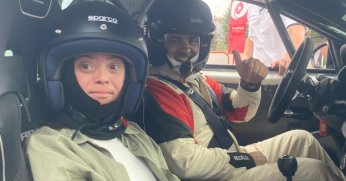 Özel bireyler, yarış pistinde sürüş deneyimi yaşadı