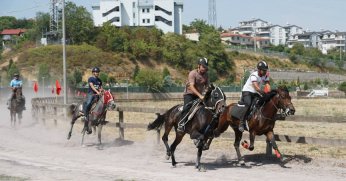 RAHVAN AT YARIŞI GÖLCÜK KOŞUSU NEFESLERİ KESTİ