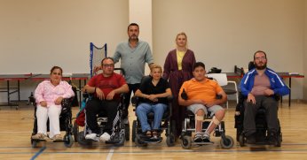 Tekerlekli sandalyeli zeybek ekibi sahneye çıkıyor