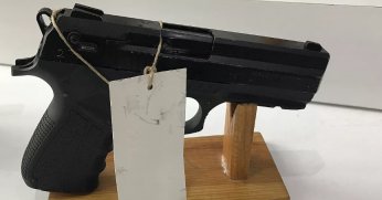 Yüzlerce kaçak tütün ürünü, bandrol ve 4 silah ele geçirildi