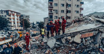 Kutsal mücadele, alevler arasında zamanla yarış