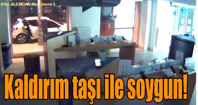 Kaldırım taşı ile soygun!