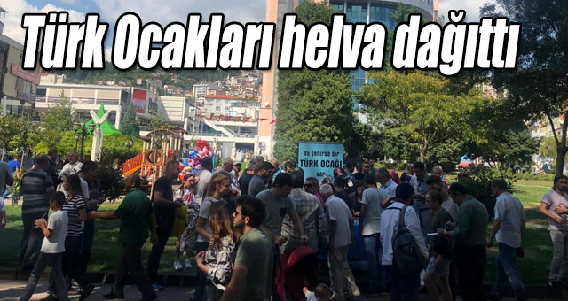 Türk Ocakları helva dağıttı