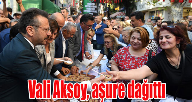 Vali Aksoy, aşure dağıttı