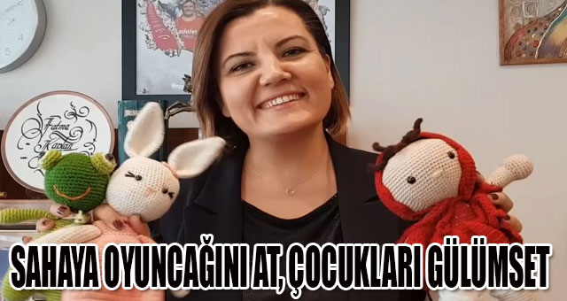 İZMİT BELEDİYESPOR MAÇINDA SAHAYA OYUNCAĞINI AT, ÇOCUKLARI GÜLÜMSET