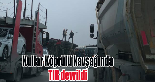 Kullar Köprülü kavşağında TIR devrildi