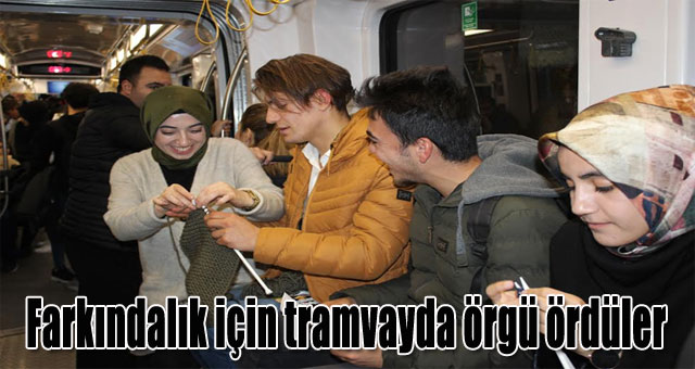 Farkındalık için tramvayda örgü ördüler