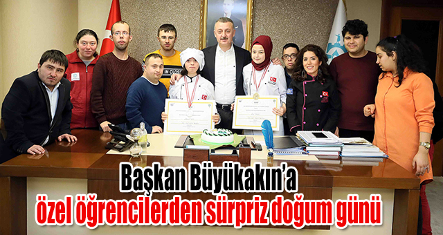 Başkan Büyükakın’a özel öğrencilerden sürpriz doğum günü